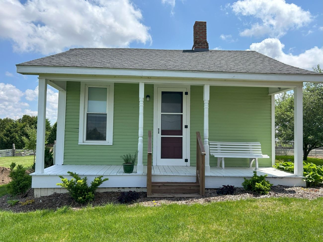 Brick and Thistle Summer Cottage, Archbold, OH, one room and bath lodging